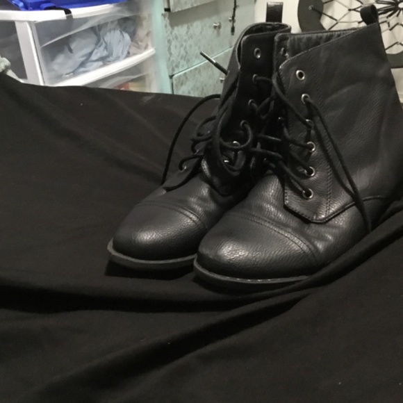 Boots - Picture 3 of 3